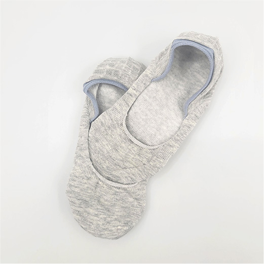 片方のフットカバーの中に もう片方を入れ込む