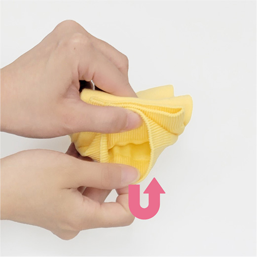 外側にくる方の履き口から くるっとまるめる