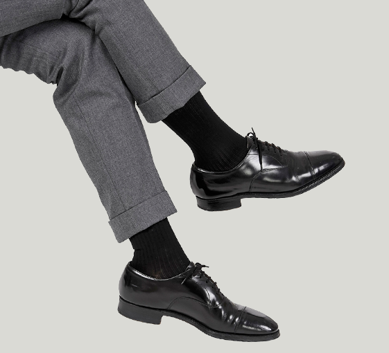 隙を見せない大人の足元