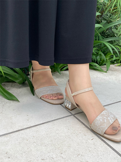 カラー別ストッキングの着用イメージ（ヌーディベージュ）