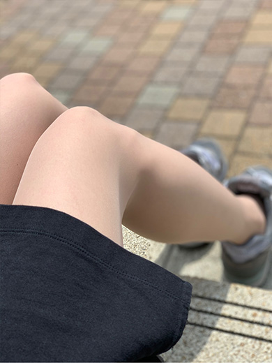 カラー別ストッキングの着用イメージ2（コーラルベージュ）