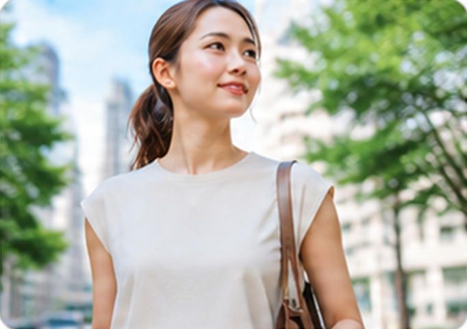 通勤・外出におすすめのインナーを着た女性